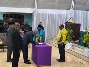 Gubernur Papua Tengah Meki Nawipa menyaksikan langsung Sertijab Bupati Puncak dari Pj Bupati Neno Tabuni kepada Bupati defenitif Elvis Tabuni dan Naftali Akawal
