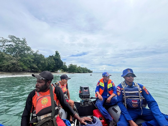 Sat Polair dan Basarnas Gelar Patroli Laut dan Himbauan Keselamatan Pantai Wisata di Nabire