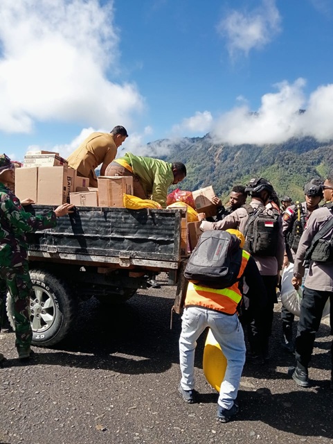 Gubernur Papua Tengah Salurkan Bantuan Sembako dan Obat – Obatan ke 4 Kabupaten