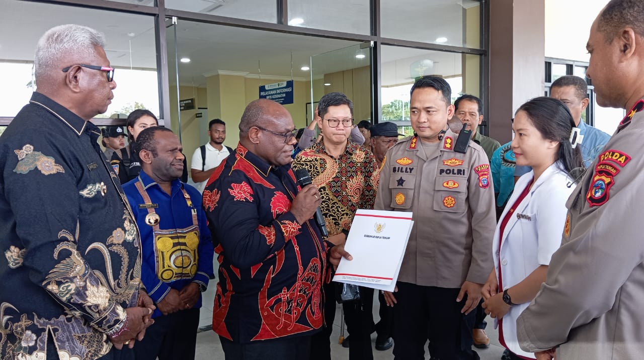 Gubernur Papua Tengah Serahkan Dua Unit Ambulance Kepada RS Polri dan RS Kesdam