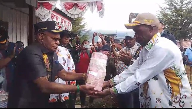 Bupati Elvis Tabuni Minta Penyaluran BLT dan Dana Desa Langsung ke Masyarakat  “Dulu boleh kalian ambil uang disini (ibukota kabupaten-red) langsung ke Timika, langsung ke Nabire atau langsung ke Jayapura. Tetapi sekarang tidak. Saya bupati pertama uang serahkan di desa dan langsung disaksikan rakyat. Sesuai dengan besar dan kecil jumlah penduduk. Jadi dana ini dinikmati bersama – sama dengan rakyat,”harapnya.