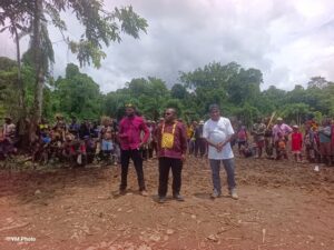 Bupati Deiyai Melkianus Mote saat berbicara di depan warga dari Suku Mee dan Moni saat peletakan batu pertama peresmian Kantor Distrik Persiapan Mamoa