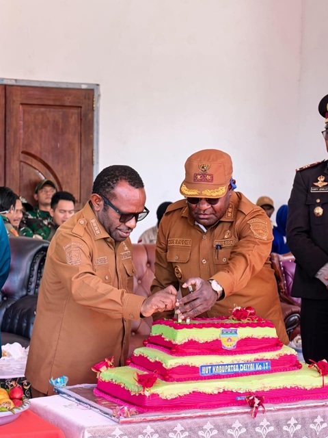 Bupati Deiyai Beri Penghargaan untuk Pejuang Pemekaran Kabupaten