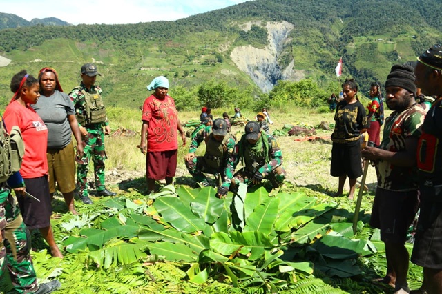 Wujud Kedekatan Bersama Masyarakat Puncak Jaya, TNI Gelar Bakar Batu