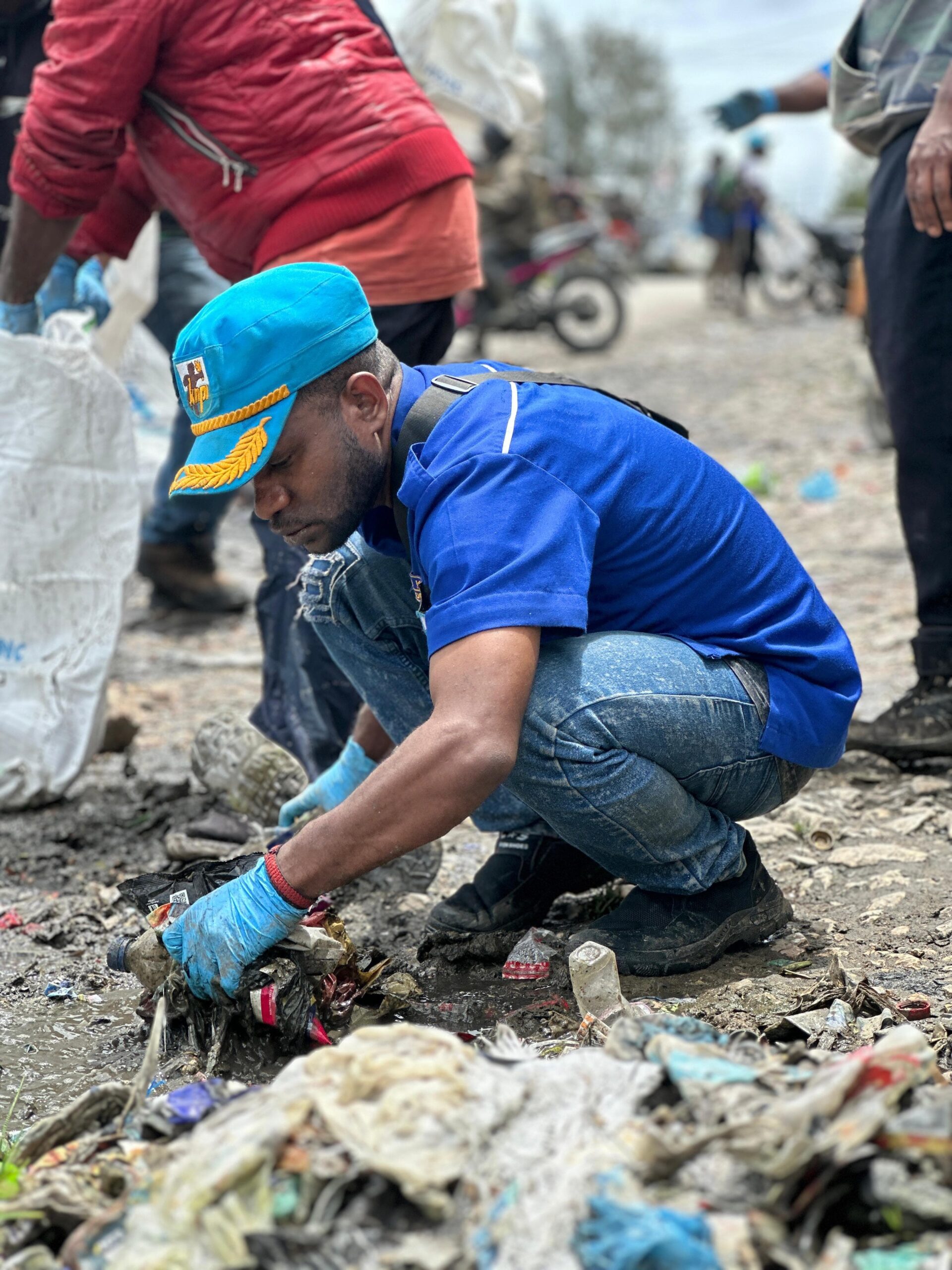 KNPI Deiyai Apresiasi Mahasiswa yang Bersihkan Kota Waghete