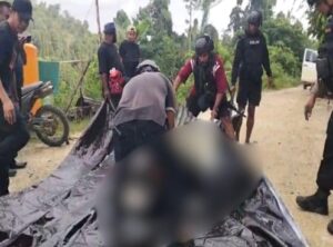 Aparat Kepolisian saat melakukan olah TKP kasus pembakaran di Distrik Makimi (ist/Humas SDC)