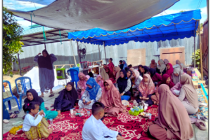 Satgas Yonif 742 saat menyambangi rumah warga lakukana pengobatan gratif