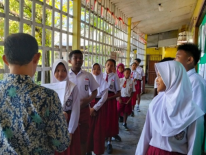 Siswa SD Negeri 03 Nabire melaksanakan Tes Kemampuan Akademik (TKA) untuk pertama kalinya