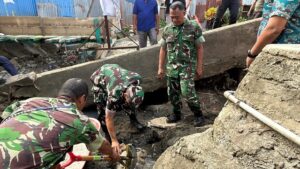 Danrem 173 Brigjen TNI Vivin Alivianto saat melakukan peletakan batu pertama pembangunan Jembatan Garuda