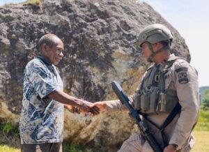 Satgas Damai Cartenz bersama warga Puncak