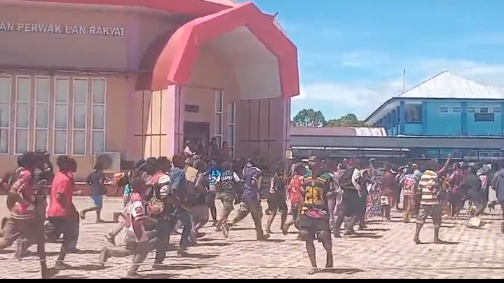 Massa Demo Ngotot Long March, Aparat Minta Aksi Dialihkan ke Kendaraan