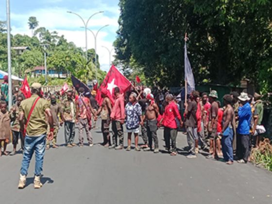 IPMADO Gelar Aksi Unjuk Rasa di Depan Gedung DPR Papua Tengah 