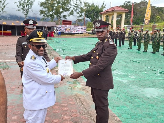 Bupati Deiyai Serahkan Penghargaan kepada Personel Polres pada HUT Bhayangkara ke-80