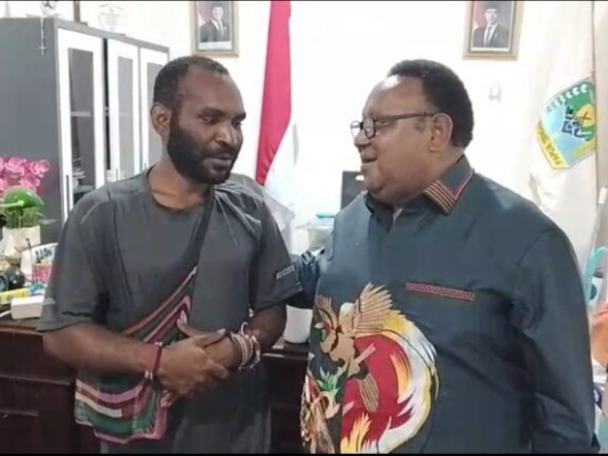 John NR Gobai Ajak Pemerintah Dukung Gerakan Literasi Mahasiswa Mimika di Intan Jaya
