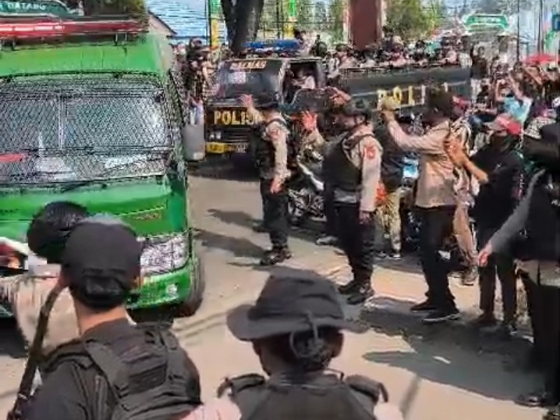Kericuhan Warnai Sidang Perdana Kasus Pembunuhan Remaja Putri di Waroki
