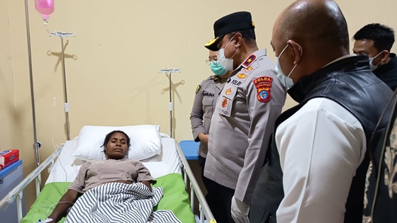 Ditengah Cuaca Tak Menentu, Polisi Berhasil Evakuasi Korban Penyanderaan KKB ke Timika