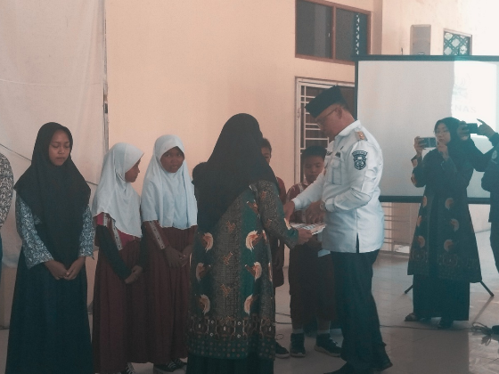 Baznas Nabire Salurkan Beasiswa Pendidikan Tahap II untuk Siswa SD hingga SMA