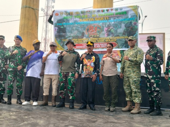 TNI-Polri Bersinergi dengan Masyarakat Bersihkan Taman Gizi